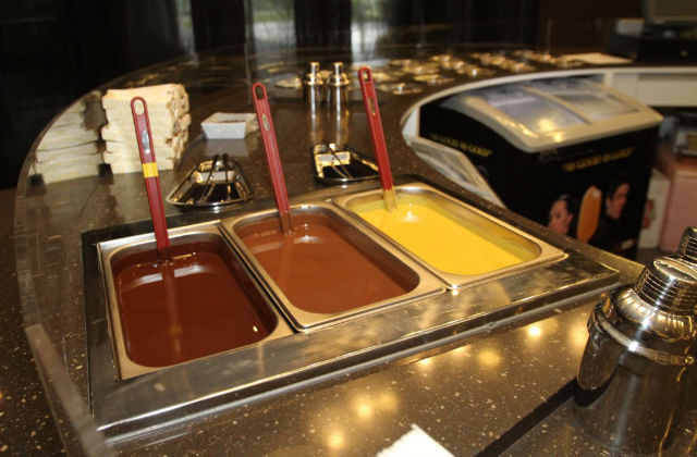 PICK YOUR DRIZZLE. Upon entering the store, customers are greeted by a "Pleasure Maker" who will help them make their own ice cream creation, choosing from the type of ice cream, the toppings, and down to the drizzle