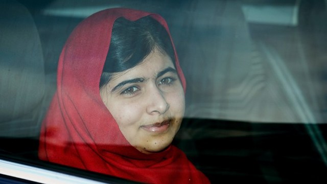 ROYAL MEETING. Malala Yousafzai arrives at Buckingham Palace in London on October 18 and meets Queen Elizabeth II. Photo by Leon Neal/AFP