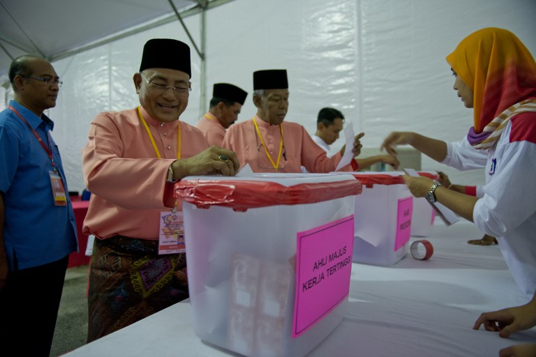 PARTY POLLS. Voters cast their vote during the United Malays National Organisation (UMNO) party elections in Ampang, in the suburbs of Kuala Lumpur on October 19, 2013. AFP/Mohd Rasfan
