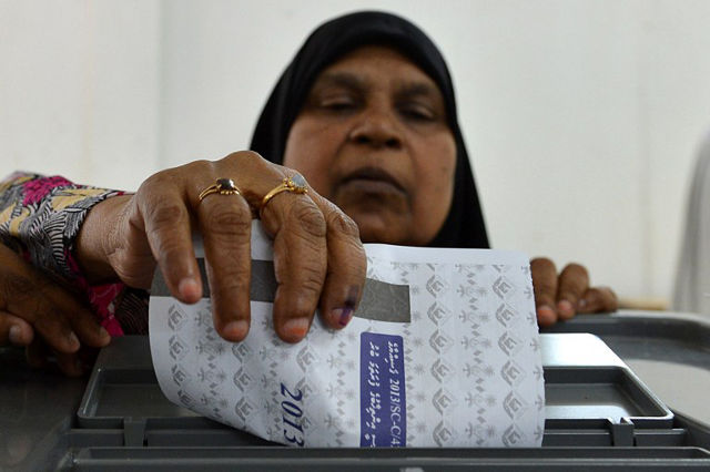 MALDIVES ELECTIONS. A Maldivian voter casts her ballot in Male on November 9, 2013. AFP PHOTO/Ishara S. KODIKARA