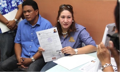CHALLENGER. Marilou 'Malot' Veloso-Galenzoga files her certificate of candidacy.