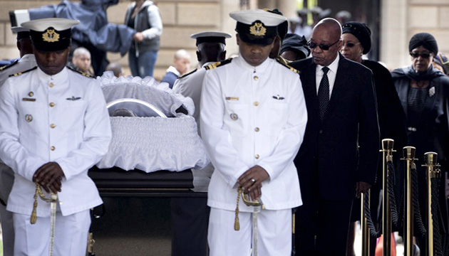 FAREWELL TO AN ICON. South Africa Jacob Zuma (right) bids farewell to South African former president Nelson Mandela lying in state at the Union Buildings in Pretoria on December 11, 2013. Photo by Agence France-Presse/Marco Longari