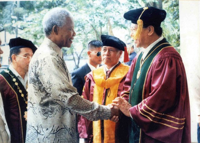 PH VISIT. Nelson Mandela visited UP Manila in 1997 to receive a Doctorate of Laws Honoris Causa for his courage and will to fight for freedom and social justice in South Africa. Former Senator Edgardo Angara, a former UP president, welcomed him. Photo from Angara’s office. 