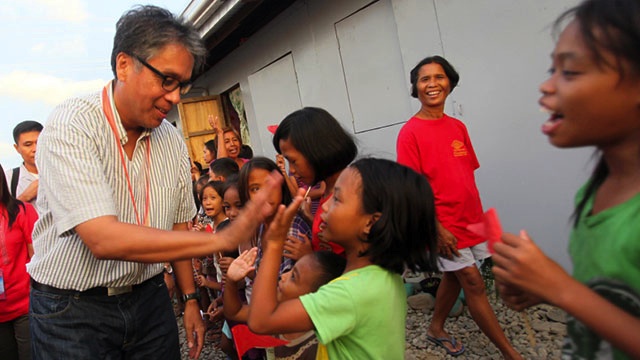 EARLY CAMPAIGN? Critics question Interior Secretary Mar Roxas' intentions during his tour of Yolanda-hit areas after his party mate and Transportation Secretary Jun Abaya refers to him as 'president.' Photo by Mike Alquinto/DILG