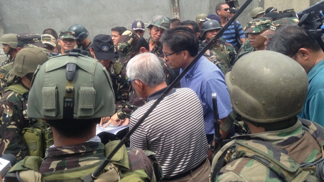 SITUATION ASSESSMENT. Officials confer in Sta Catalina. Photo by Karlos Manlupig/Rappler