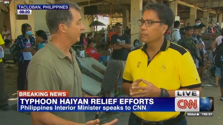 CRITICISM. International news organizations slam the government response to Typhoon Yolanda, led by Interior Secretary Mar Roxas. Screengrab from CNN 