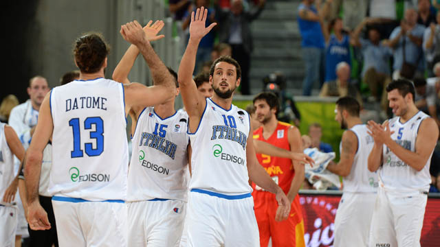 GIANT-KILLERS. Belinelli and Italy downed reigning champion Spain. Photo by EPA/Georgi Licovski.