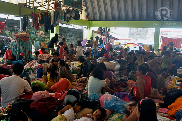 CHAOS. The Bulalak Covered Court in Marikina city is home to 180 families or 1,055 individuals affected by the recent flooding. Photo by Rappler