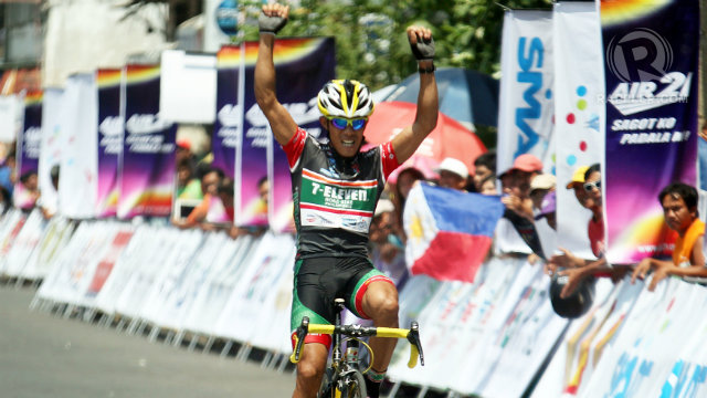 VICTORIOUS. Mark Galedo lets go of the handles as he crossed the finish line. Photo by Kevin dela Cruz/Rappler
