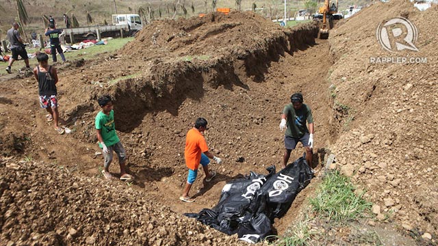 MISSION TO BURY. Hundred more bodies are left unburied almost 2 months after Yolanda. File photo by Jake Verzosa