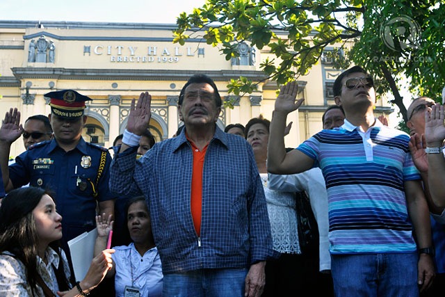 DAY ONE. New Manila mayor Joseph Estrada buckles down to work by attending the city hall's flag-raising ceremony and leading a clean-up drive. Photo by Rappler/Leanne Jazul