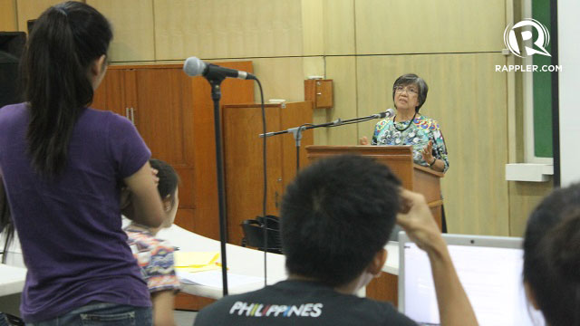 QUERIES. Students of Ateneo ask journalist Melinda Quintos de Jesus about media during Martial Law. Photo by Rappler/Jee Geronimo