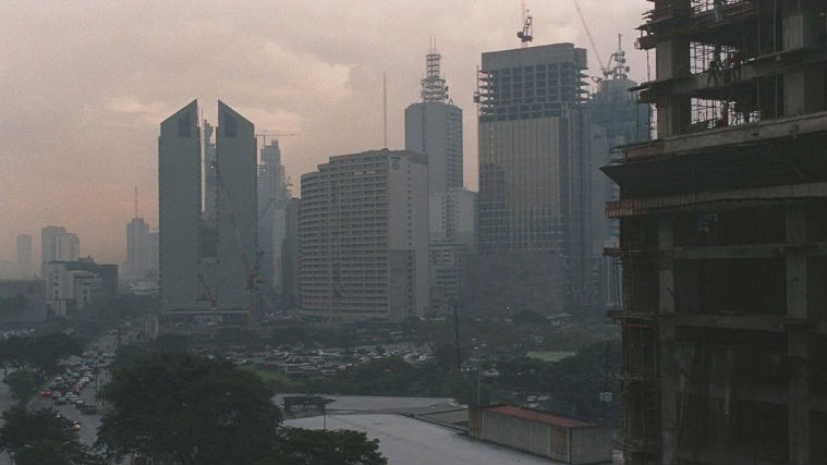 METRO HAZE. In this file photo taken on September 24, 1997, a layer of haze, caused mainly by industrial and traffic pollution blankets the skies over the Philippine capital. Photo by AFP/Romeo Gacad