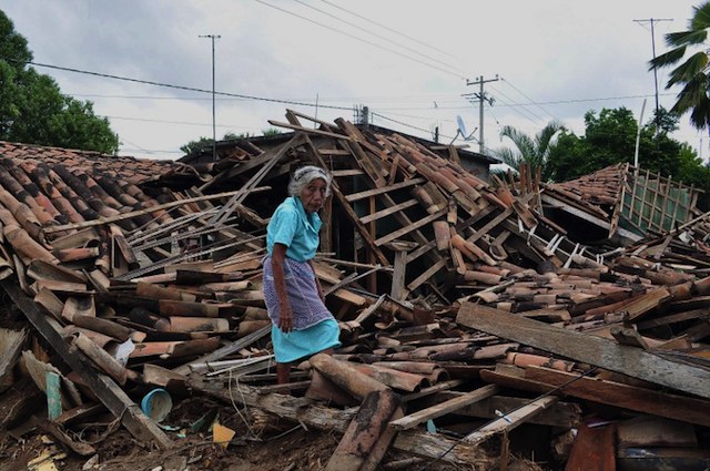 MANUEL'S DESTRUCTION. An old woman resident of a rural zone of Acapulco called Agua Caliente walks amid the rubble of of her home, in Guerrero state, Mexico on September 20, 2013. AFP/Claudio Vargas