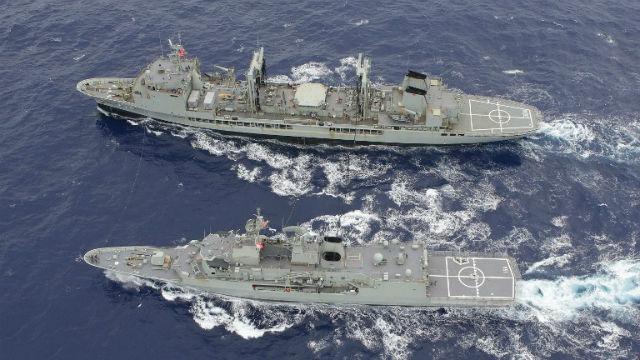 STILL SEARCHING. This handout photo taken on April 1, 2014 by Australian Defence shows HMAS Toowoomba (bottom) conducting a replenishment at sea with HMAS Success (top) during the search for missing Malaysia Airlines flight MH370 in the southern Indian Ocean. Photo from AFP/ Australian Defence/ Abis Chris Beerens