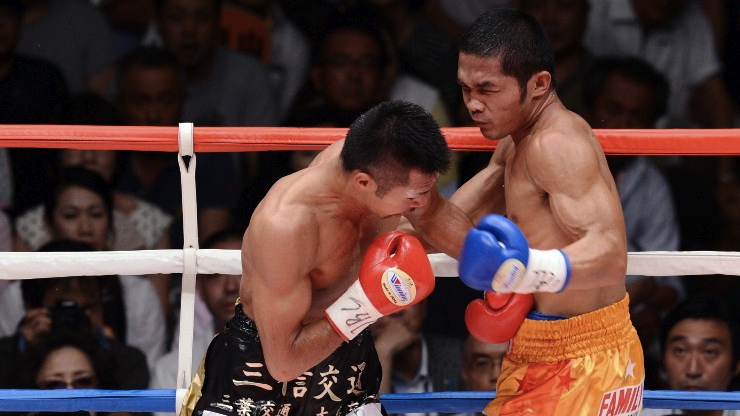 UPSET. Michael Fareñas (R) exchange punches with WBC super featherweight champion Takashi Uchiyama. File photo by AFP/Toshifumi Kitamura 