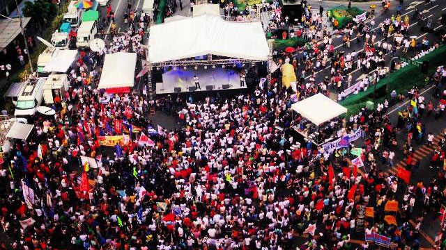 AYALA PROTEST. Police authorities estimate the crowd during the Ayala protest on Friday, October 4, at 2,400. Photo by Charlie Ledesma