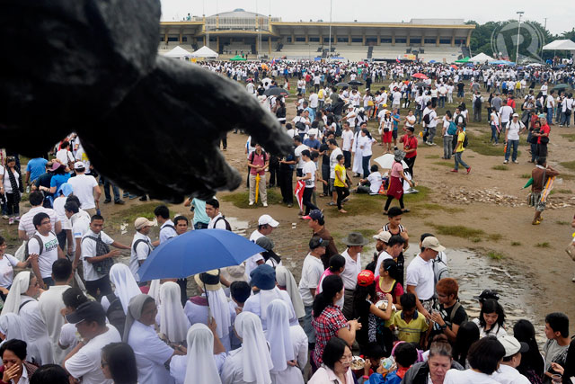 IN WHITE. The crowd for the anti-pork barrel protest on August 26, 2013 at the Quirino Grandstand in Manila. Photo by Rappler