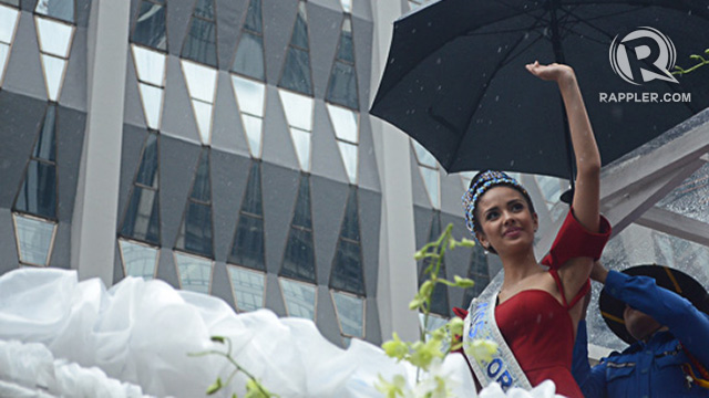 LOVED BY ALL. Rain did not stop Miss World 2013 Megan Young's fans from going out to see her at the victory parade in Ayala Avenue, Makati City. Photo by Mark Demayo. All photos used in the slide show by Jory Rivera/OPMB, Mark Demayo and Randy Datu
