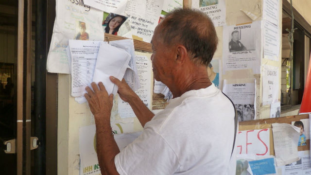 STILL SEARCHING. Antonio Claridad looks for his relative, two months after Typhoon Yolanda. Photo by Ana Santos/ Rappler