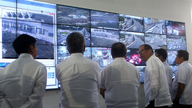 HIGH TECH. President Benigno Aquino III watches the Video Launching of the New MMDA Traffic Signalization System. Photo by Malacañang Photo Bureau