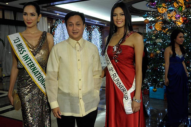 BEAUTIES. MMDA Chairman Francis Tolentino with Miss International 2013 Bea Rose Santiago (left) and Miss Universe 2013 3rd Runner-up Ariella Arida