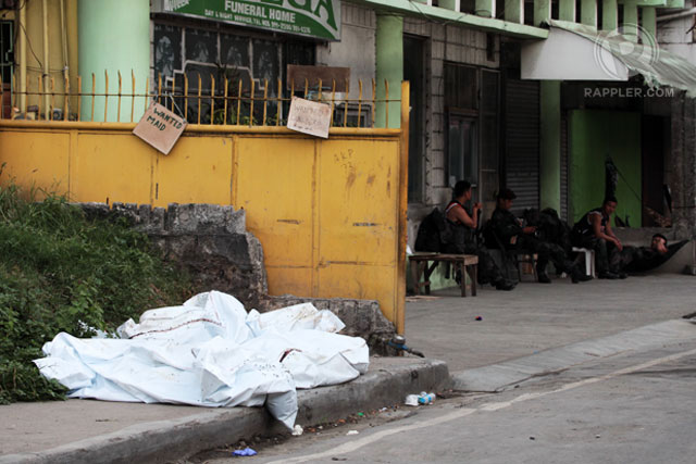 CADAVERS. Bodies of killed MNLF fighters lay unattended near a funeral parlor along Veterans Avenue. Photo by Rappler