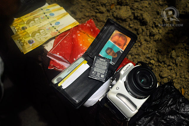 EVIDENCE. Cash, gadgets, firearms, and amulets recovered from MNLF rebels who surrendered. Photo by Rappler/LeAnne Jazul