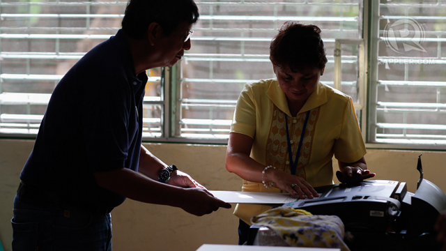 MOCK POLLS. Hundreds of voters try the PCOS machines during the mock elections over the weekend. Photo by John Javellana