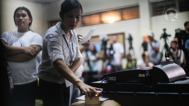 POLL DELAYS. Will delays in election preparations compromise D-Day on May 13? Photo by John Javellana