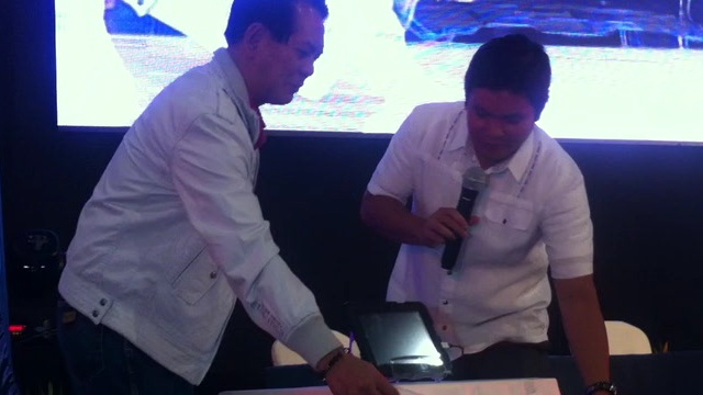 'MOSES' UNVEILED. The Mobile Operational System for Emergency Services (MOSES) tablet, is unveiled by DILG NCR Regional Director Renato Brion (L) and Project NOAH head Mahar Lagmay at the National Science and Technology Week 2013, July 23, 2013. Photo by Rappler/KD Suarez