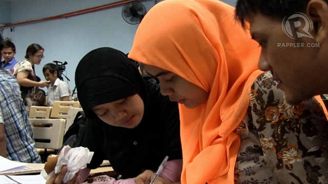 MUSLIM VEIL. Teachers teaching Arabic Language and Islamic Values Education are discouraged from using veils that cover the entire face when inside the classroom. File photo of Muslim students by Paterno Esmaquel II/Rappler.com