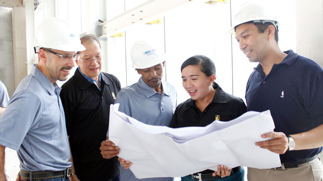 INSPECTING. NBA legend Bogues (third from left) going through the plans with NBA executives. Photo from NBA Asia.