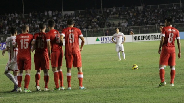 BEST CHANCE. Paul Mulders came very close to scoring the winning goal for the Azkals with this free kick. Photo by Franz Lopez