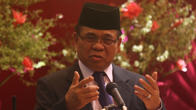 MILF chief Murad Ebrahim speaks in front of the media for the first time since the signing of the Framework Agreement on the Bangsamoro. Photo taken by Karlos Manlupig