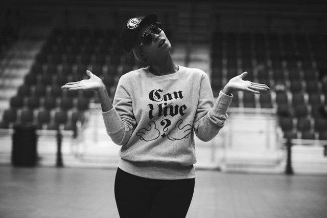 LIVE AND LET SING. Beyoncé wants us to read her lips… and shirt. Photo from Instagram