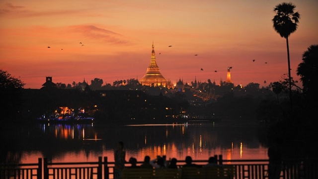 FIRST COUNTDOWN. People enjoy the last sunset of 2012 at Kandawgyi Lake in Yangon on December 31, 2012. Some 50,000 people were expected to flock to the revered golden Shwedagon Pagoda in Yangon for the Myanmar city's first public countdown with fireworks, seen as further evidence of opening up after decades of junta rule. AFP PHOTO / Ye Aung Thu