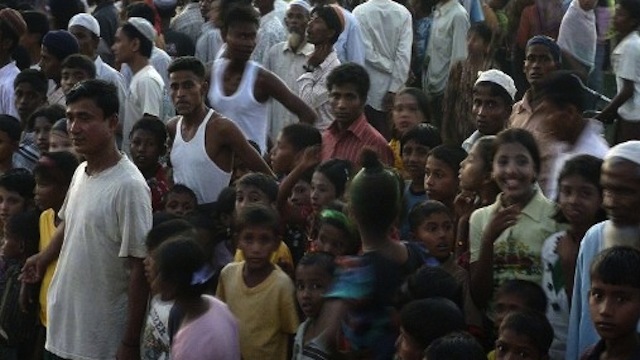 Warga Rohingya berkumpul di tempat pengungsian di Sittwe, ibukota negara bagian Rakhine di Myanmar. Foto oleh AFP