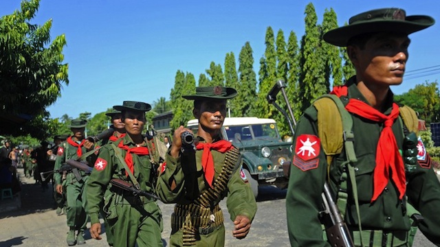FIGHTING 'TERRORISTS'. Myanmar military troops arrive in Sittwe, capital of Myanmar's western Rakhine state, on October 31, 2012. AFP PHOTO/ Soe Than WIN