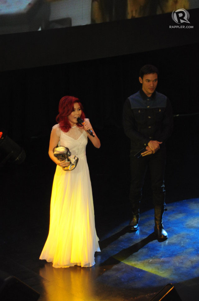 FAVORITE FEMALE ARTIST. Yeng Constantino thanks her fans for her award with Mark Bautista, the award presenter, behind her