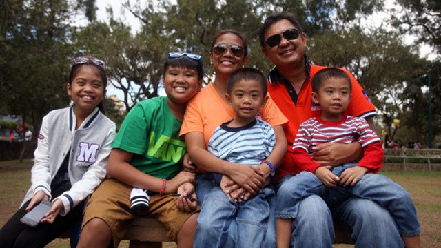 FAMILY BONDING. Before UNA's Baguio sortie, Nancy Binay takes time out to bond with her husband, businessman Pepito Angeles, and their 4 children in Burnham Park. The family toured and went boat-riding. Photo courtesy: UNA 