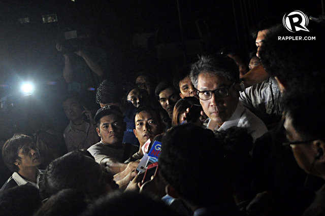 SURRENDER. Interior and Local Government Secretary Mar Roxas speaks to the media the night Janet Lim-Napoles surrenders to the President. Photo by Rappler/Leanne Jazul