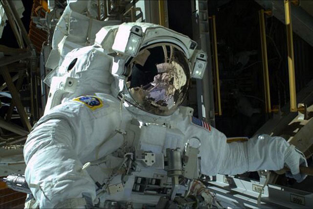 SPACEWALK. A handout picture released by NASA on 23 December 2013 shows NASA astronaut Mike Hopkins during a spacewalk outside of the International Space Station (ISS) on 22 December 2013. File photo by NASA HANDOUT/EPA