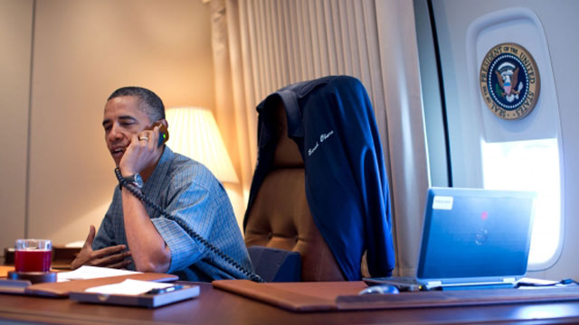 US President Barack Obama talks on the phone with NASA's Curiosity Mars rover team aboard Air Force One during a flight to Offutt Air Force Base in Nebraska, Aug. 13, 2012. (Official White House Photo by Pete Souza)