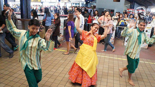 WELCOME BREAK. The surprise show entertained commuters passing through. Photo by Jose Del