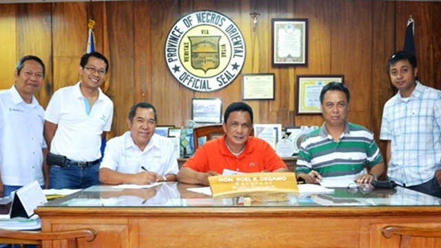 AGREED. Negros Oriental governor Roel Degamo with officials from Hedcor. Photo courtesy of AboitizPower 