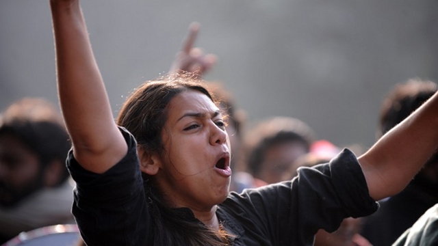 'HANG RAPISTS.' Indian university students shout slogans during protest march in New Delhi on December 31, 2012. The family of an Indian gang-rape victim said they would not rest until her killers are hanged as they spoke of their own pain and trauma over a crime that has united the country in grief. AFP PHOTO/ RAVEENDRAN