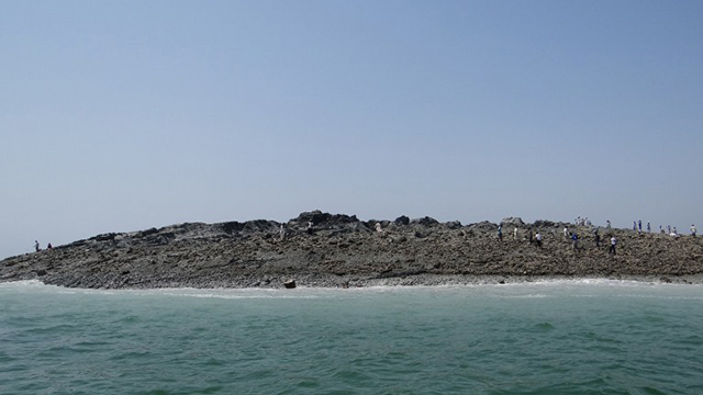 NEW ISLAND. Pakistani men walk on an island that appeared 2 kilometres off the coastline of Gwadar on September 25, 2013, after an earthquake the day before. AFP Photo/Pakistani Government