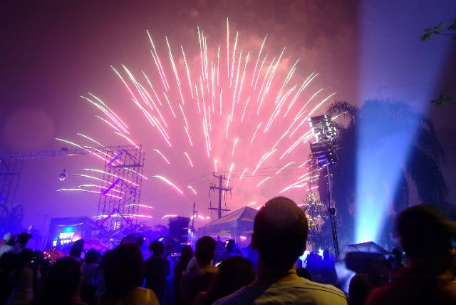 FIREWORKS, NOT GUNS. People watch a fireworks display in Manila early January 1, 2009 to welcome the New Year. File photo by Jes Aznar/AFP