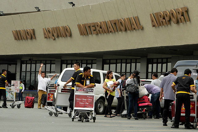 MORE INCONVENIENCE. Travelers passing through the Philippines' main gateway will face more inconvenience during the maintenance period for the airport's radar facility. File photo by EPA